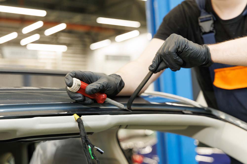 technician repairing auto glass Flagstaff, AZ